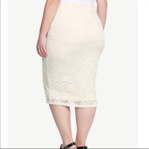 TORRID Women's Beige Lace Overlay Midi Skirt Size 3 - Picture 2 of 9